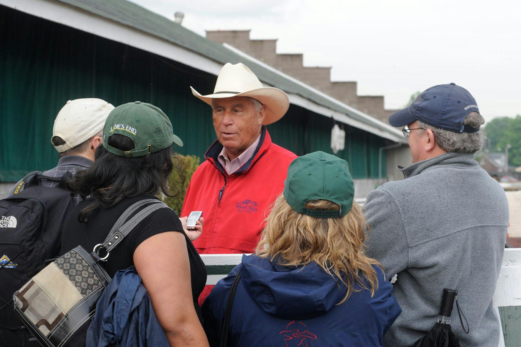 Media scrum with Hall of Fame trainer D. Wayne Lukas (Horsephotos.com)
