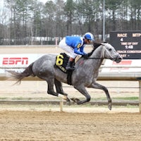 Ezum breaking his maiden at Colonial Downs.