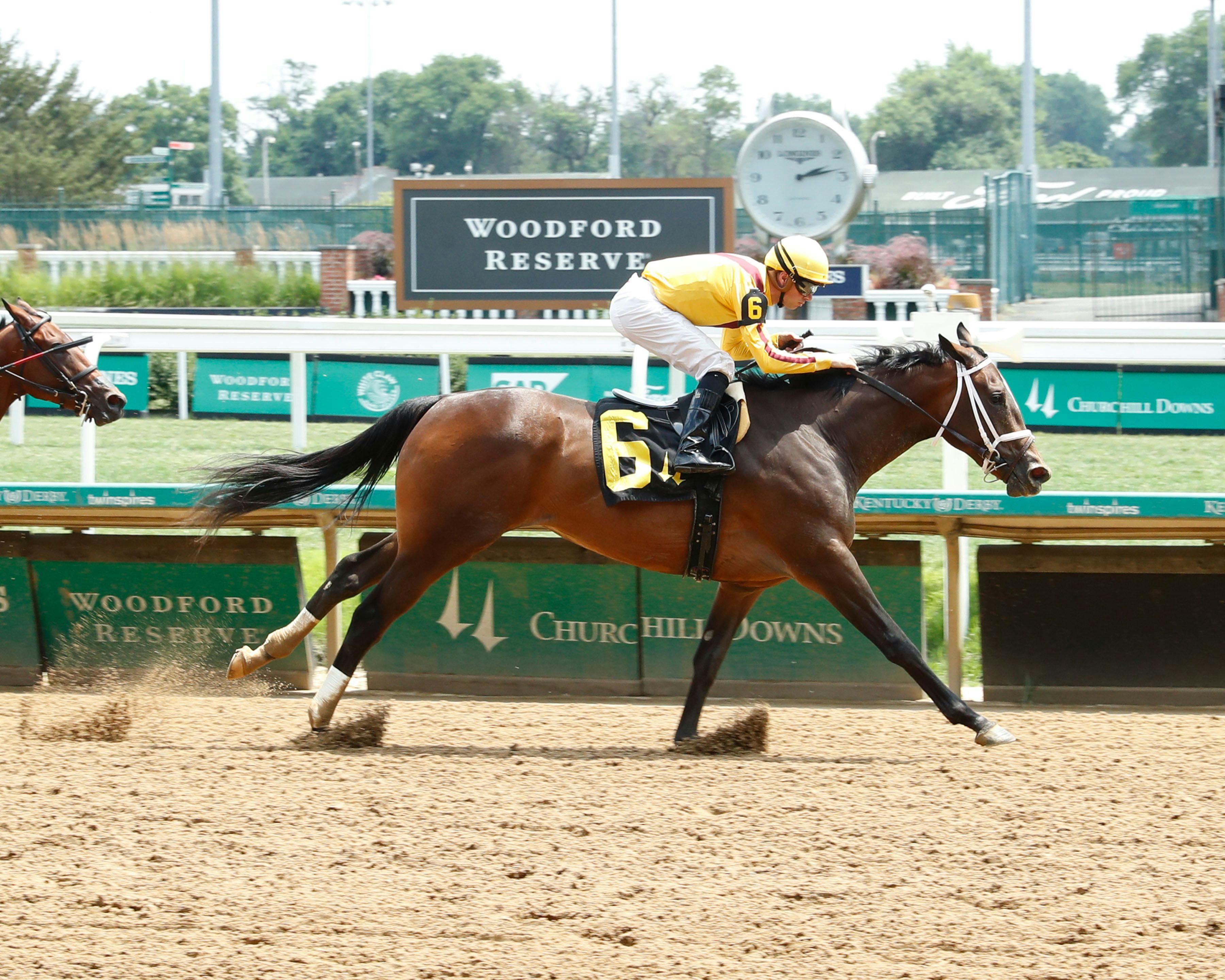 Eclatant wins at Churchill Downs. 