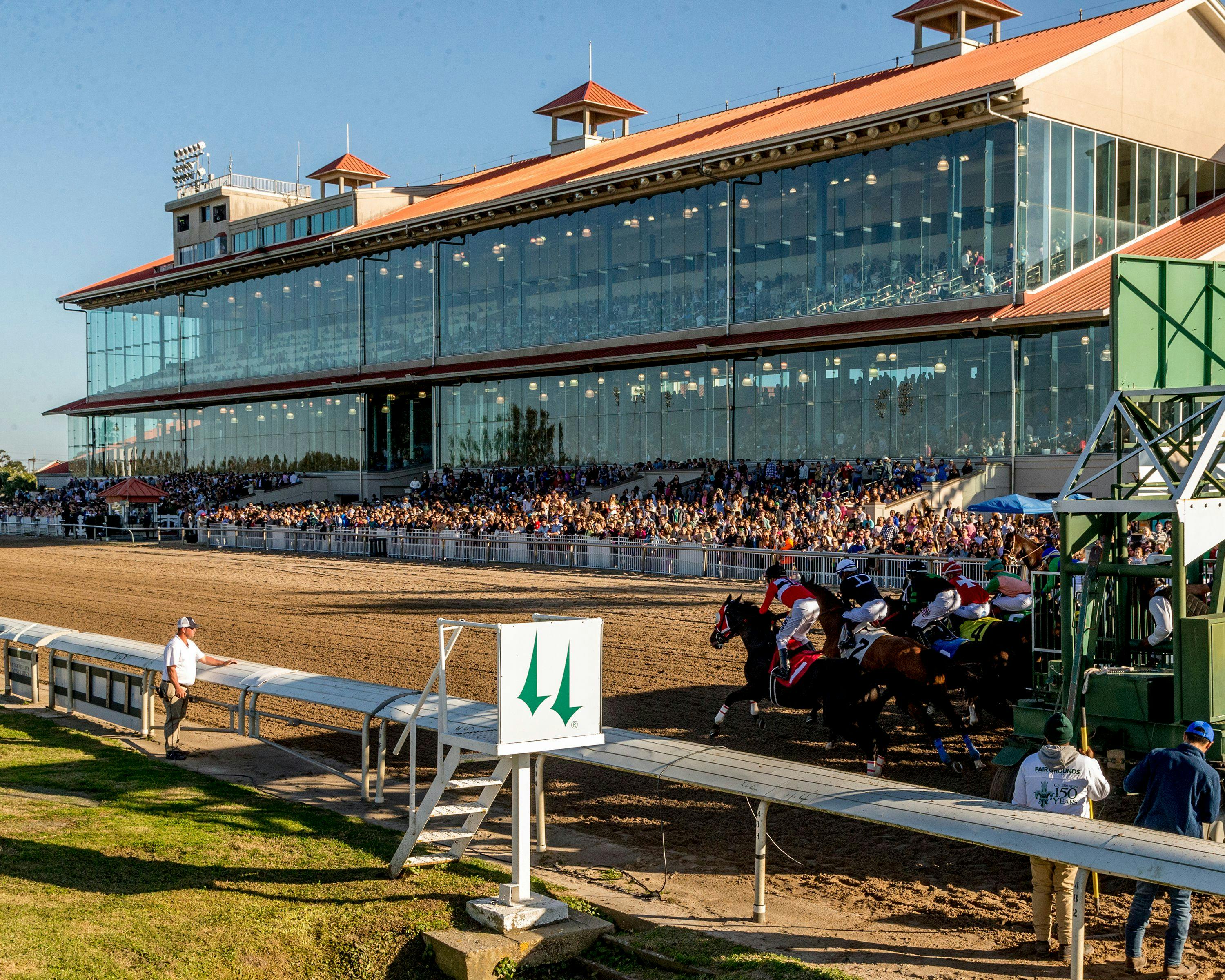 Fair Grounds racetrack grandstand racing scene (Photo by Coady Media)