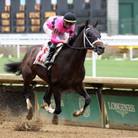 Instant Replay wins at Churchill Downs.