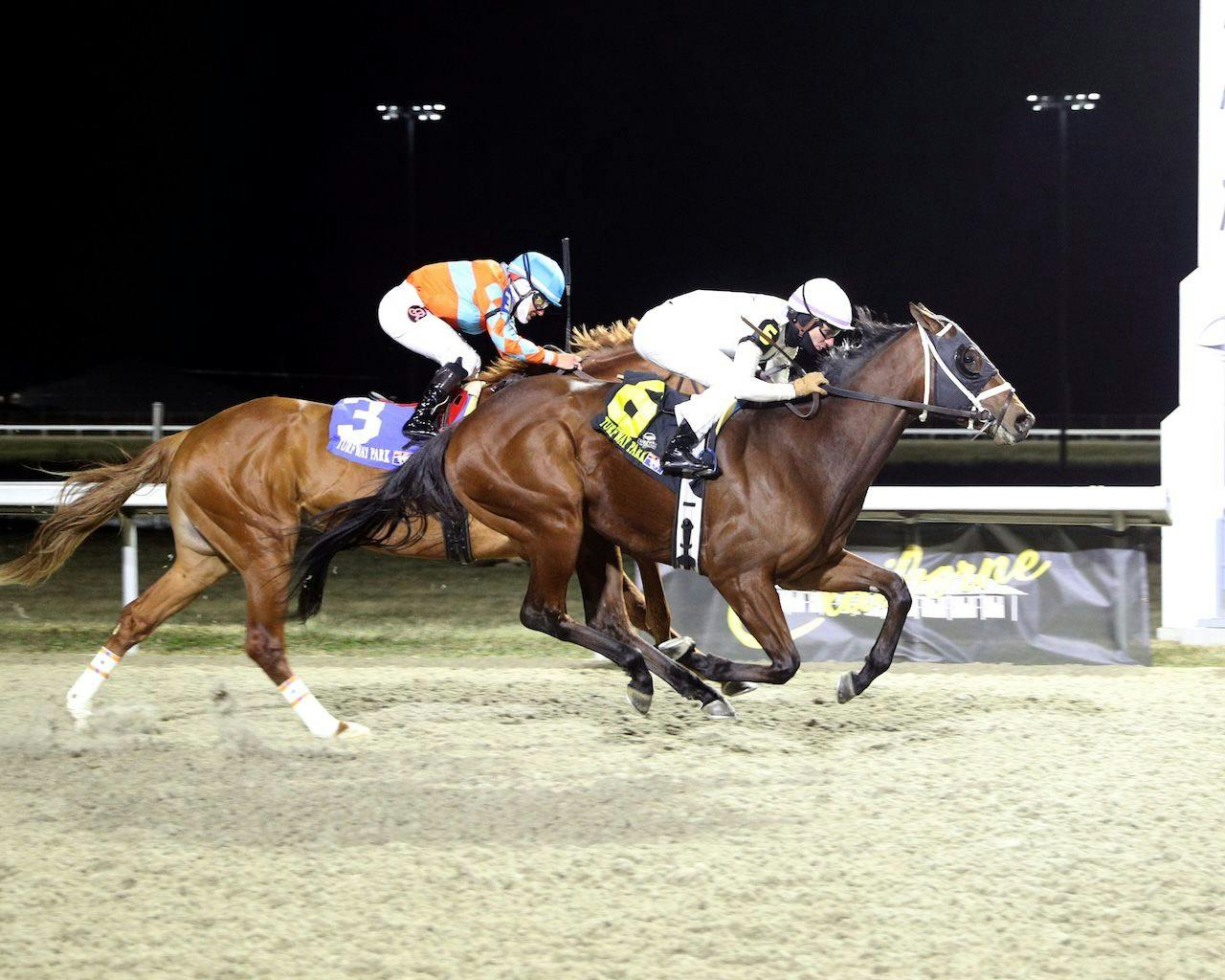 Kilo Tango wins at Turfway Park. 