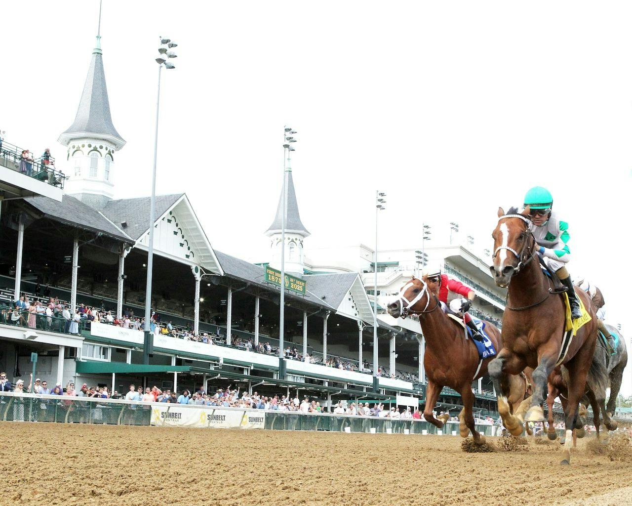 Mystik Dan wins the Blame at Churchill Downs. 