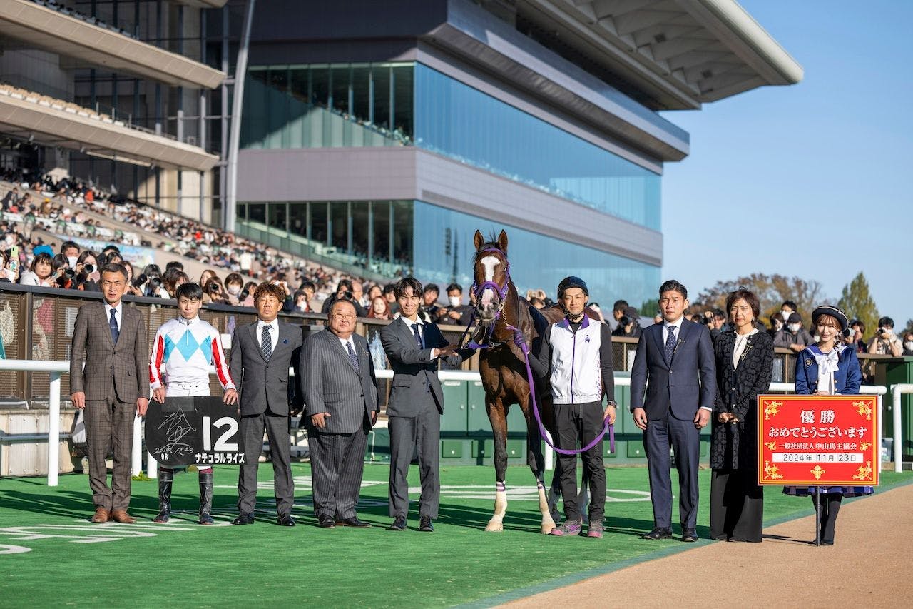 Natural Rise wins the Cattleya Stakes at Tokyo Racecourse. 