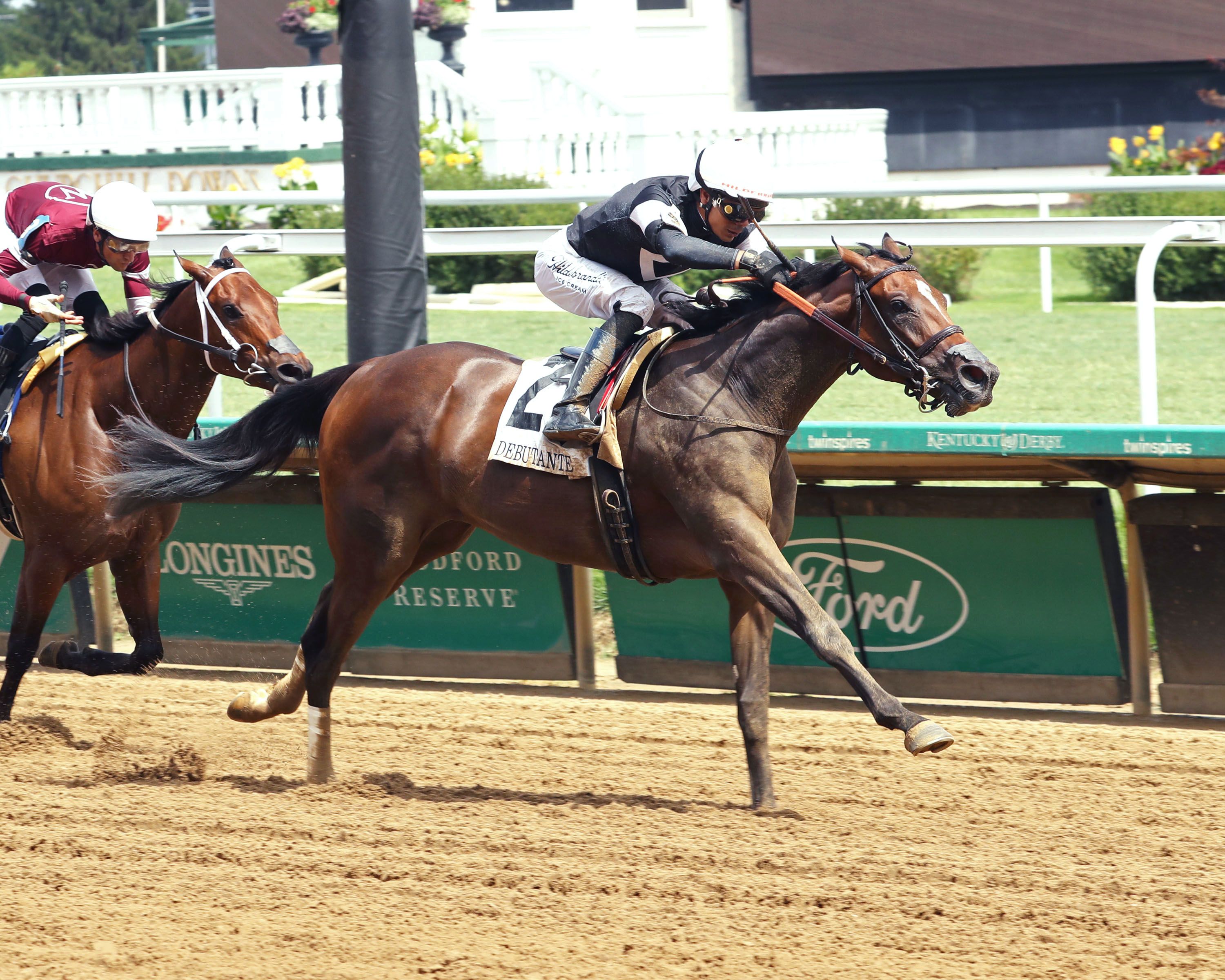 Pierette rallies past Epic Reign in the Debutante S. at Churchill Downs