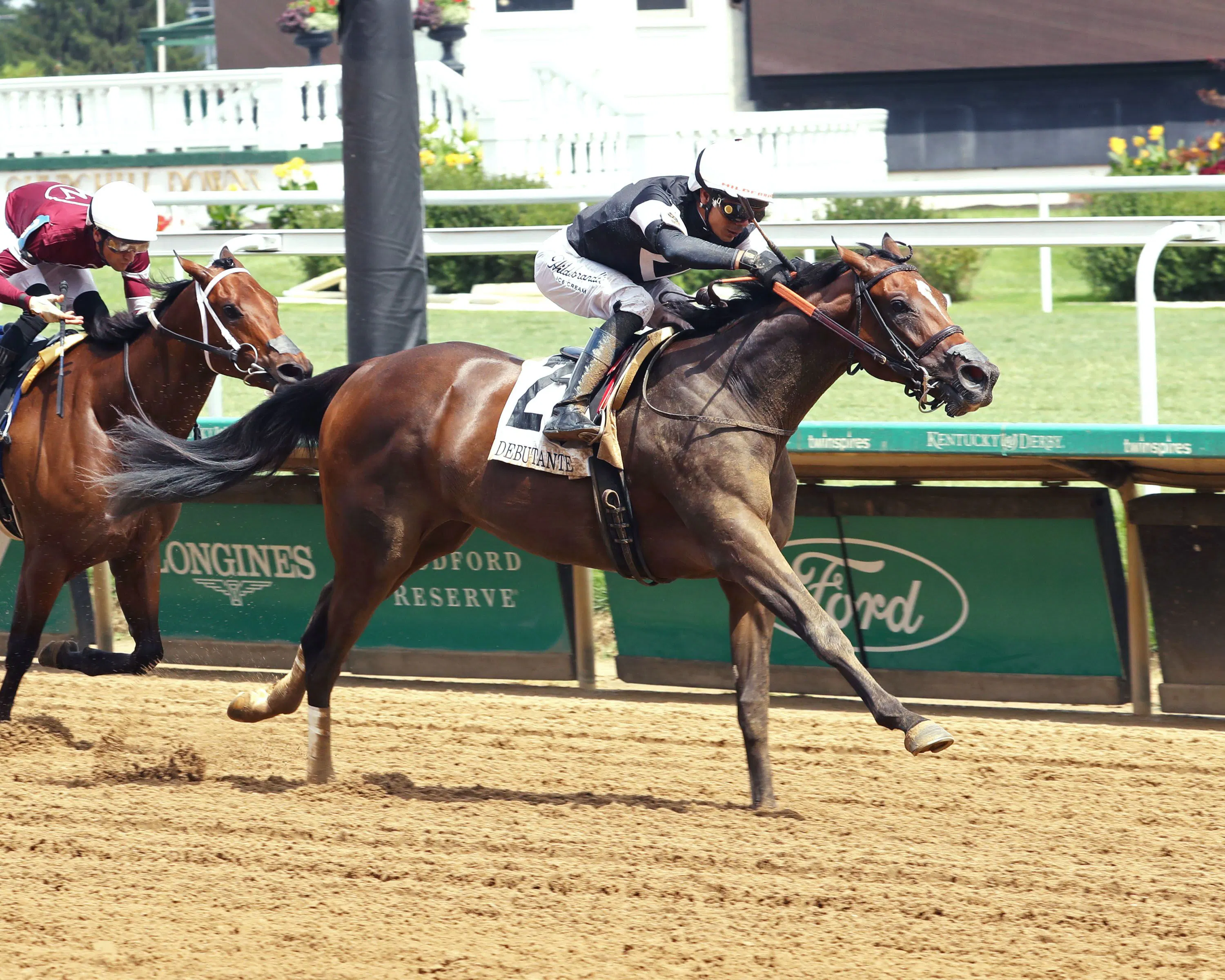 Pierette rallies past Epic Reign in the Debutante S. at Churchill Downs
