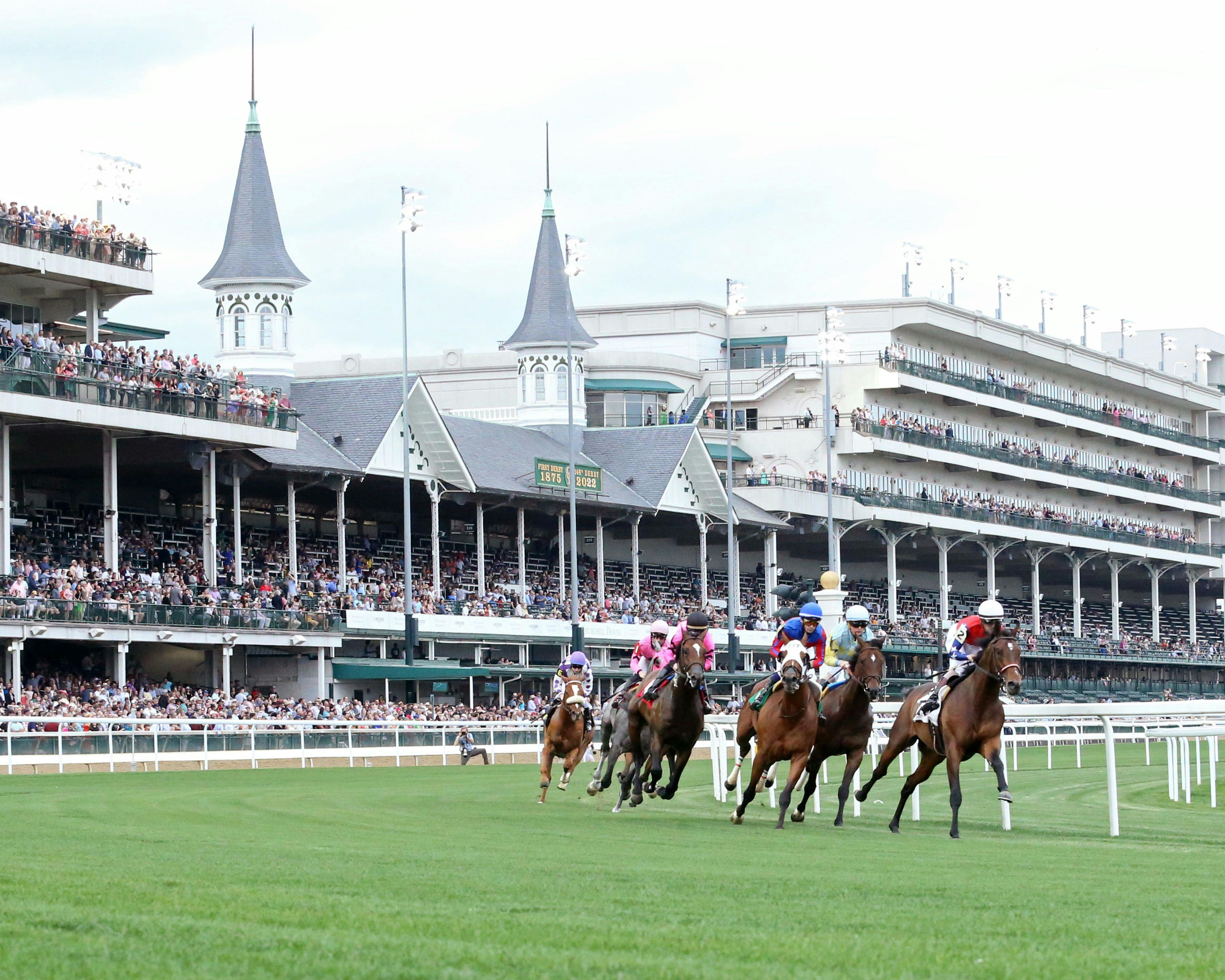 Turf racing at Churchill Downs