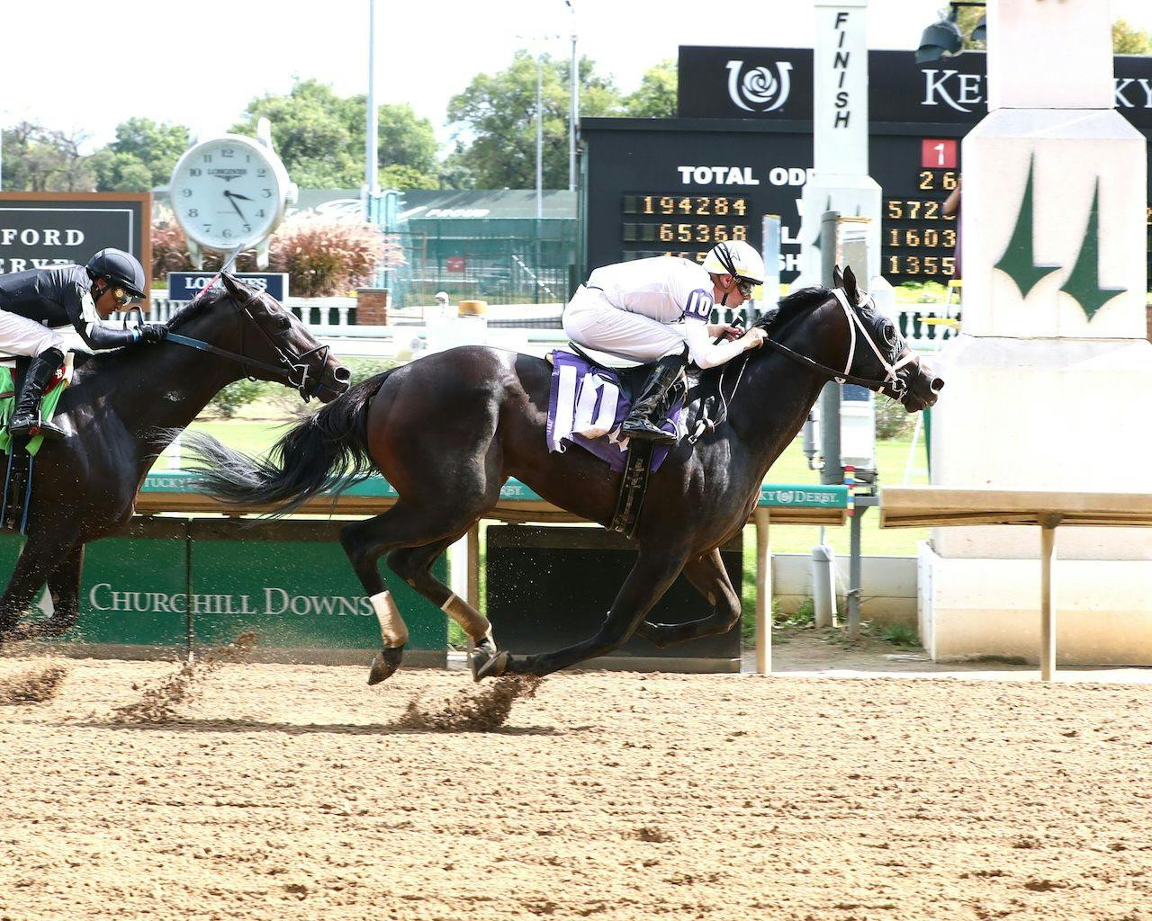 Star of Wonder wins at Churchill Downs.