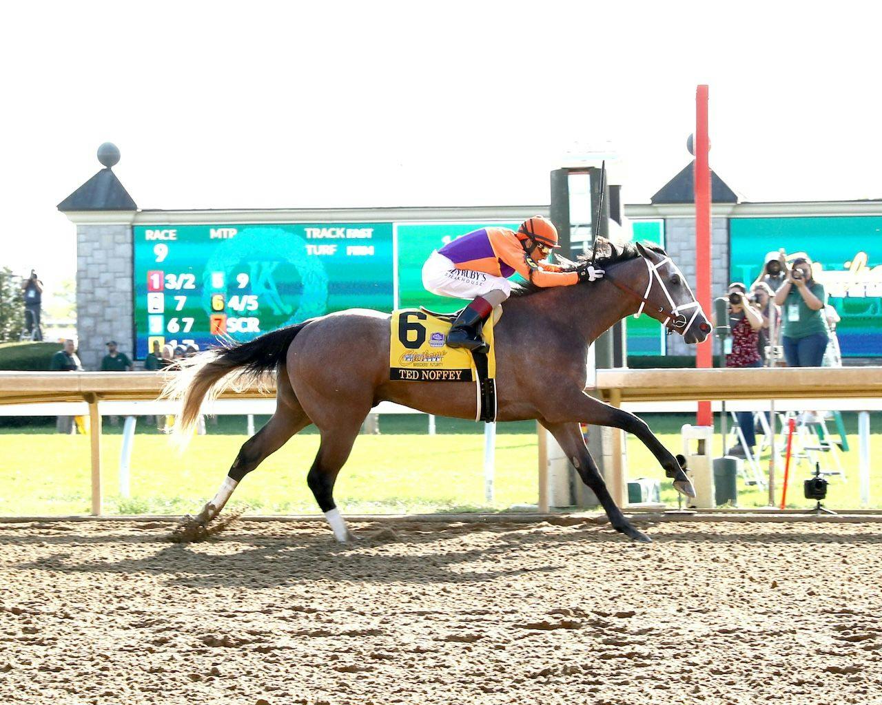 Ted Noffey wins the Breeders' Futurity at Keeneland. 