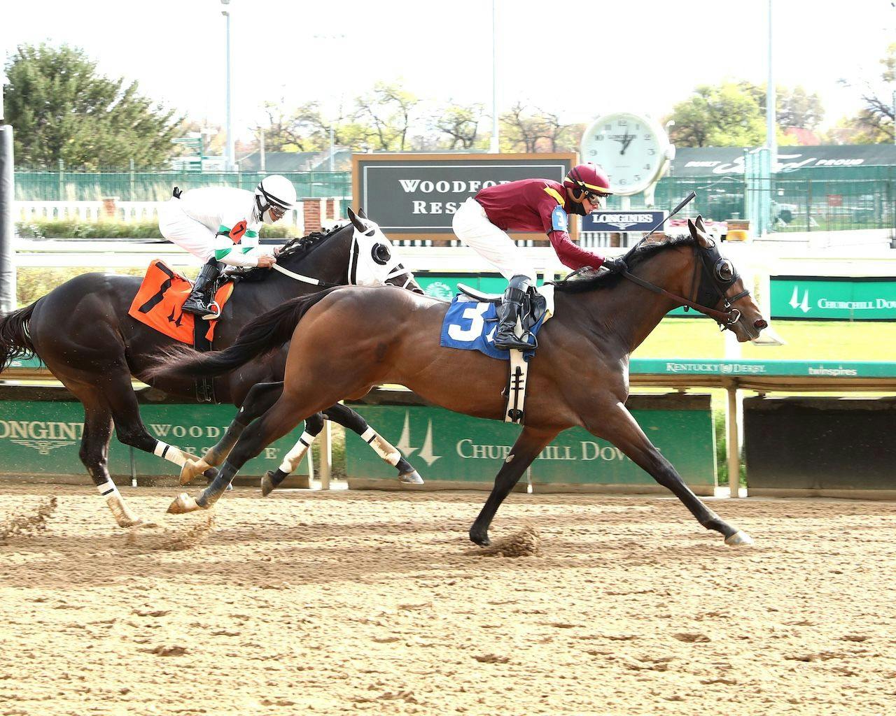 Vamos Carlitos wins at Churchill Downs. 