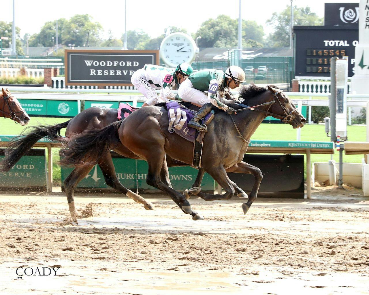 Very Connected wins at Churchill Downs. 